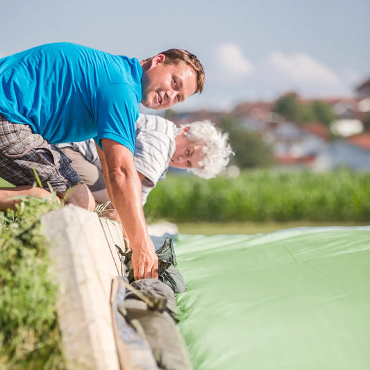 landwirt-mit-silofolie-oasis
