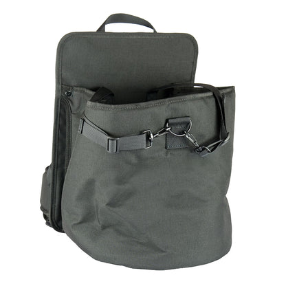 BÖCK V12 Sprühkleber Rucksack geöffnet – passgenauer Innenraum mit Sicherungsgurten für 22-Liter-Druckbehälter 